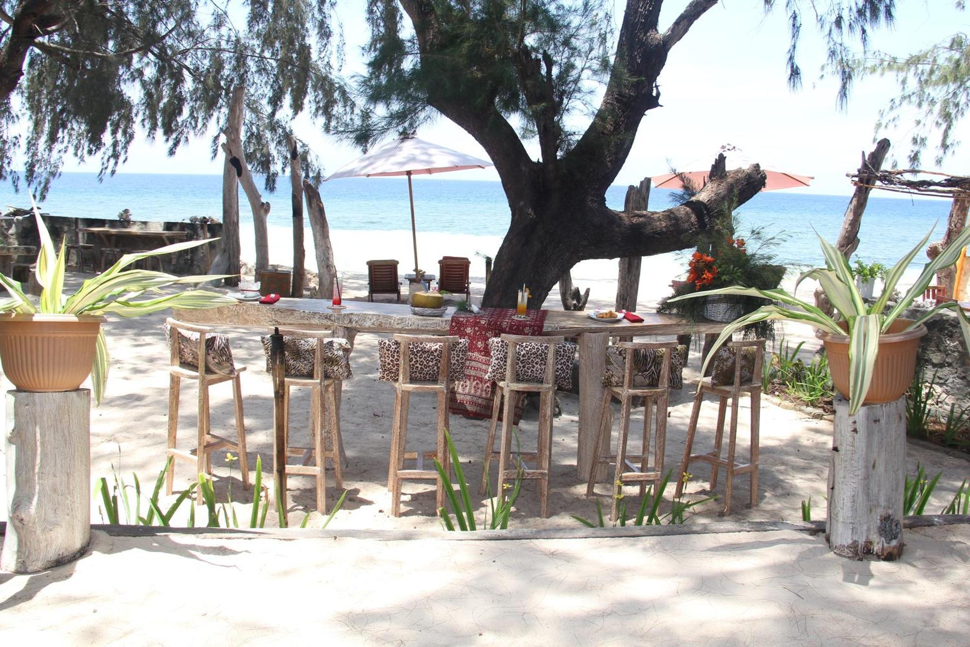 Cemara Beachfront Suite Mondu Экстерьер фото