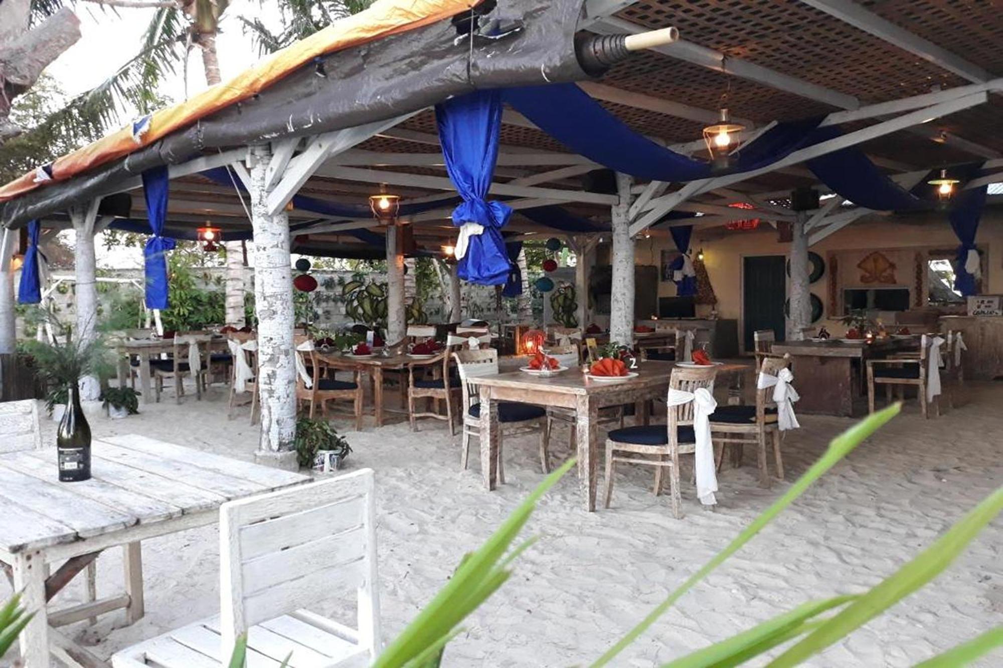 Cemara Beachfront Suite Mondu Экстерьер фото
