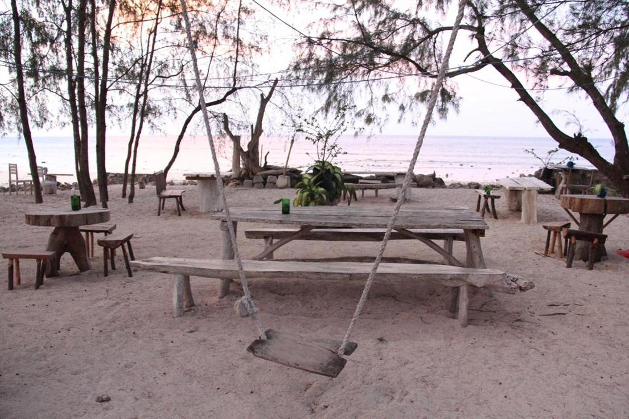 Cemara Beachfront Suite Mondu Экстерьер фото