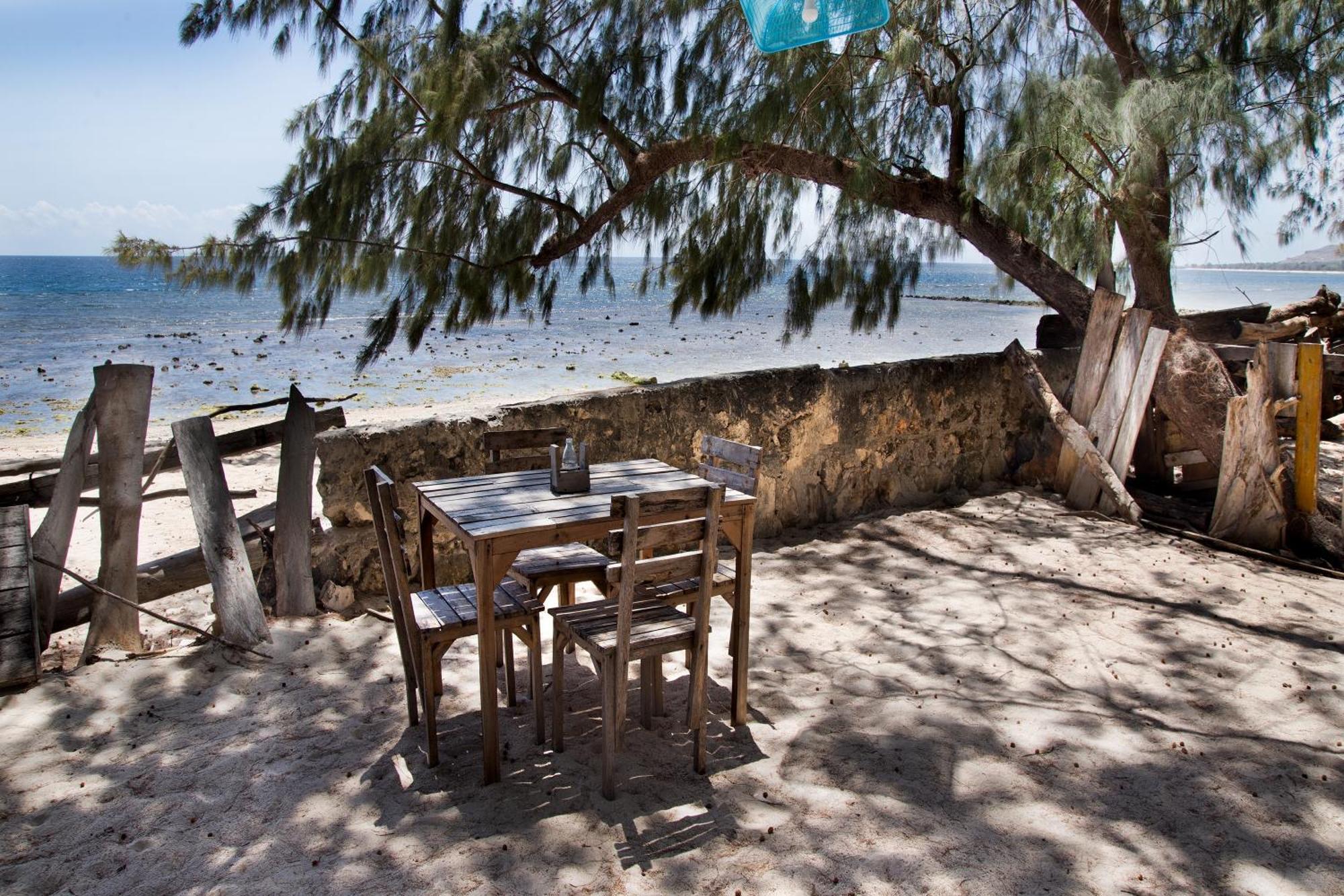Cemara Beachfront Suite Mondu Экстерьер фото