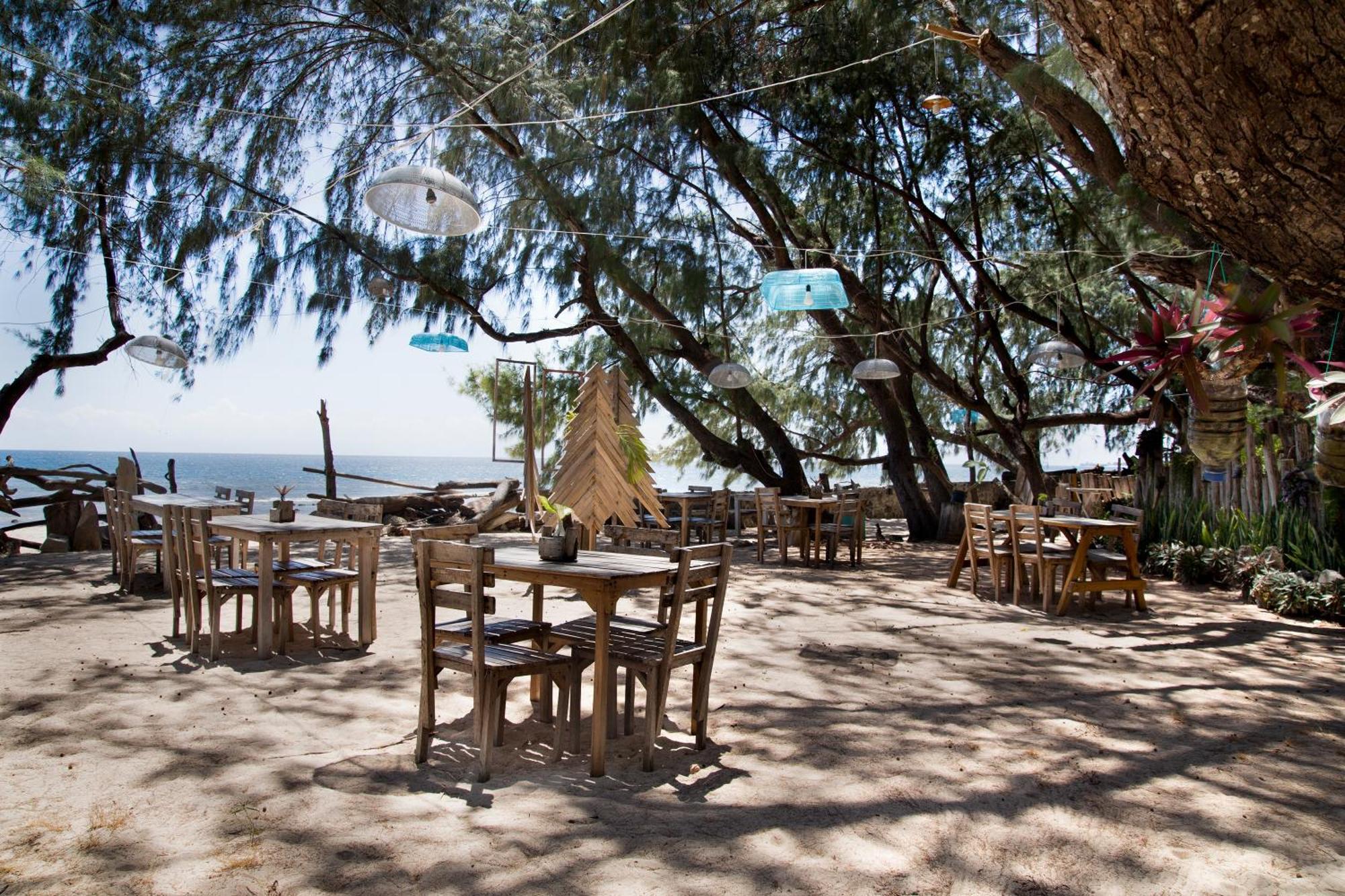 Cemara Beachfront Suite Mondu Экстерьер фото
